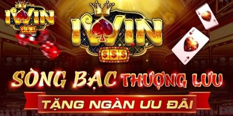 Tay vợt đang giao bóng trên sân tennis